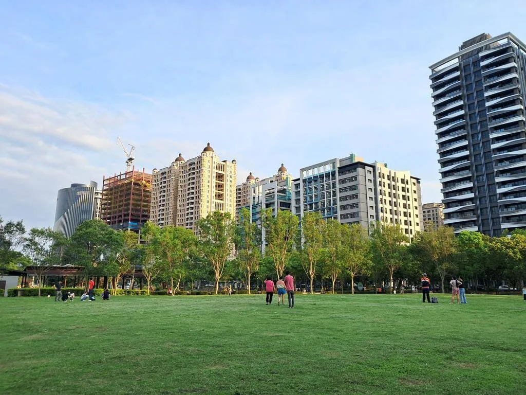水圳森林公園草地與竹北高樓天際線