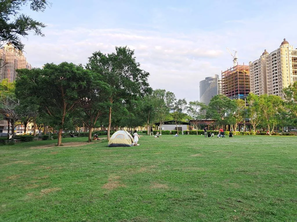 水圳森林公園大片草地與野餐帳篷