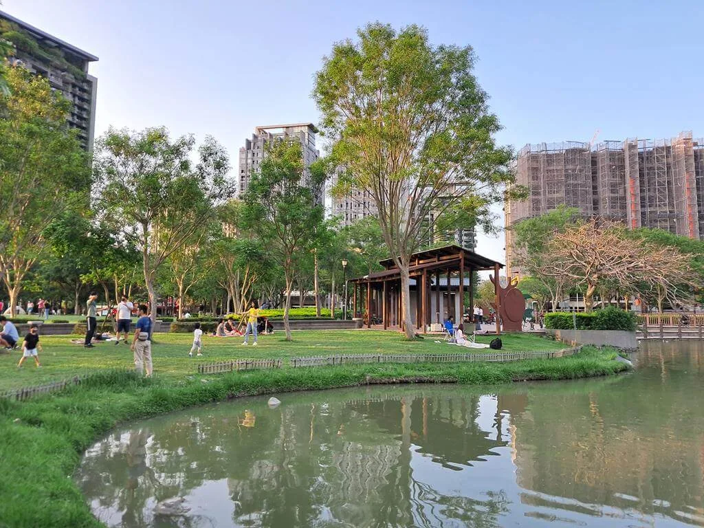 水圳森林公園涼亭、草地與水岸倒影